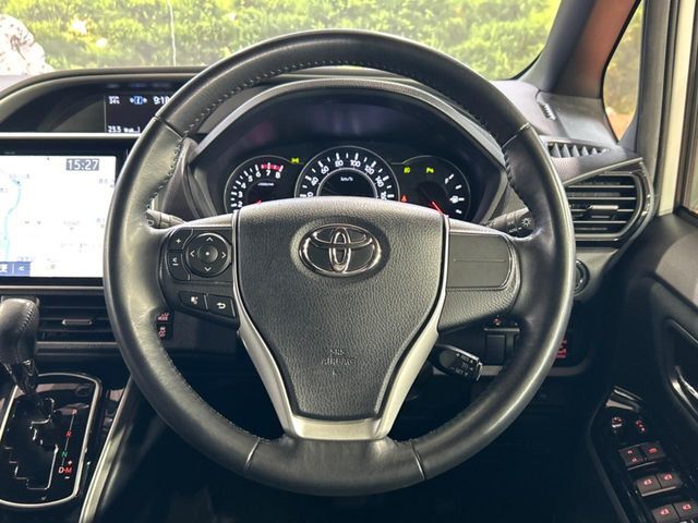 【純正革巻きステアリング】上質な革を使用することで、手にしっかり馴染みとても運転しやすいハンドルです♪