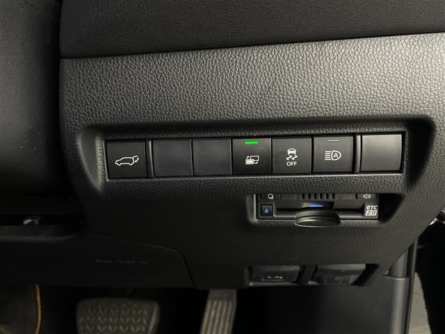 【ETC】有料道路を利用する際に料金所で停止することなく通過できる、ETC車載器（ノンストップ自動料金収受システム機器）が装備されています。セットアップを行うことで利用可能になります。