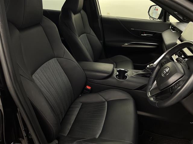 【運転席】座り心地が良いシートなので長時間の運転でも快適にお過ごしいただけます。新品のフロアマットのご注文も可能です。掲載箇所以外にご希望の写真がございましたらお気軽にお問い合わせ下さい。