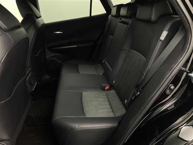 【後部座席】後席もゆったりドライブを楽しめます。内外装はプロこだわりのクリーニングで清潔なおクルマでご納車させていただきます！店舗での現車確認も承っています！