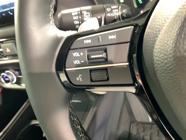 ステアリングにオーディオ操作スイッチが付いています。オーディオ画面に直接タッチしなくても操作が出来ますので、運転に集中できます。