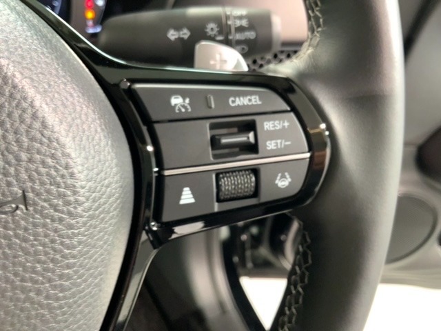 クルーズコントロールを装備しています。高速道路などで一定の速度で走ってくれるので運転が楽ですよ！速度を設定できますので、スピードの出しすぎにも注意できます。