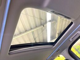【サンルーフ】開放感たっぷりの希少装備、サンルーフが装着されています！車内に明かりを取り入れたり景色を楽しむ以外にも、車内の空気も簡単に換気できて快適です！