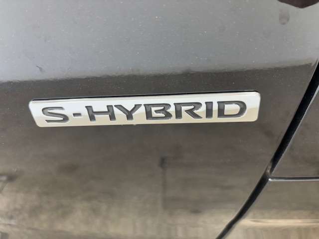 給油口を外からワンタッチで開けることができ、運転席から開ける手間を省けます。