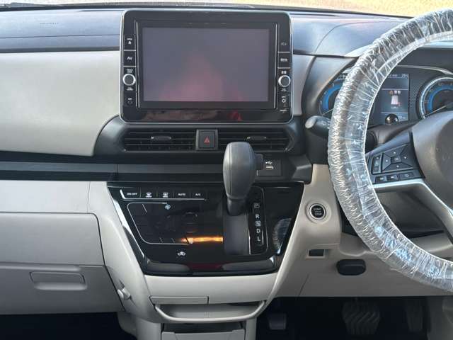 フルフラットリクライニングや助手席のスーパースライド機能により使用用途に合わせた様々な室内空間にできます。