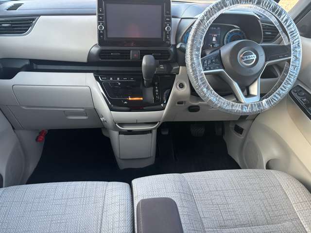 トランク側から後部座席をスライドすることができます。