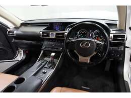 30系レクサスIS前期モデルが入荷しました！電気とレギュラーで走行するハイブリッド車です。車両重量1670kg・JC08モード燃費は23.2km/L・直列4気筒エンジン・178馬力（※カタログ参照）。