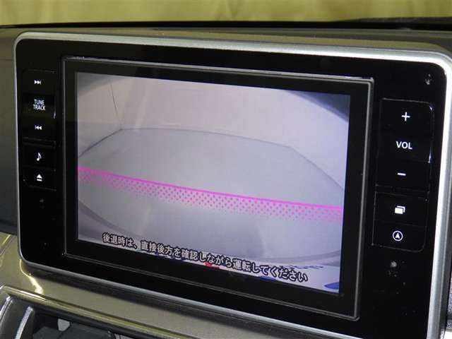 バックモニターも装備しております。バックギアに入れるとナビ画面に車の後方が映し出されます。これで後方確認も安心！