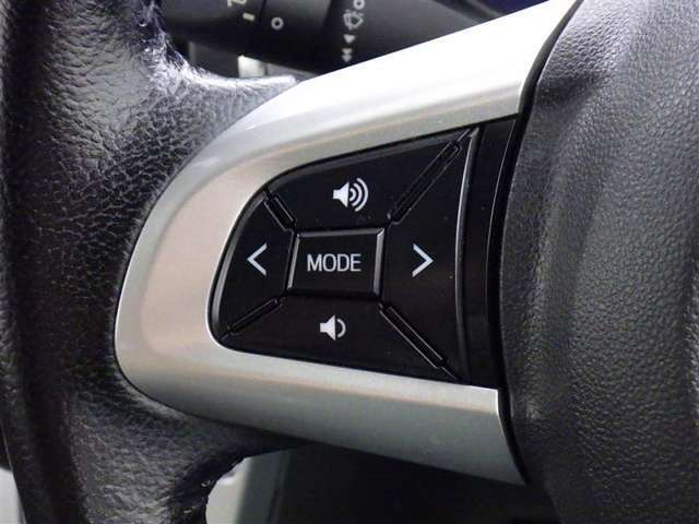 ステアリングスイッチ装備！運転しながら手元でオーディオの操作などができます。
