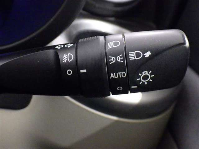 【オートライト】車外の明るさに応じて、自動的にライトの点灯・消灯をしてくれます。