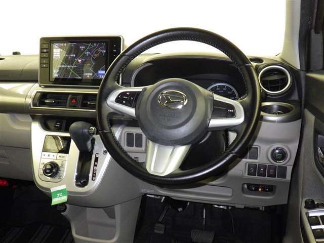 運転の際、常に目にする部分だけにシックで飽きのこないデザインが良いですね。