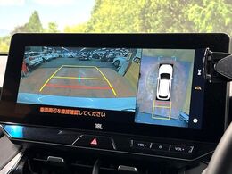 【パノラミックビューモニター】専用のカメラにより、上から見下ろしたような視点で360度クルマの周囲を確認することができます☆死角部分も確認しやすく、狭い場所での切り返しや駐車もスムーズに行えます。
