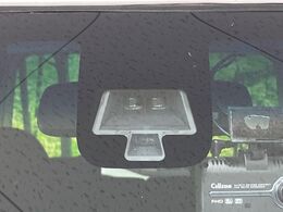 【エマージェンシーブレーキ】走行中に前方の車両等を認識し、衝突しそうな時は警報とブレーキで衝突回避と被害軽減をアシスト。より安全にドライブをお楽しみいただけます。