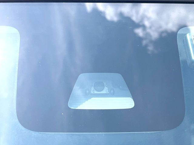【スマートアシスト】走行中に前方の車両等を認識し、衝突しそうな時は警報とブレーキで衝突回避と被害軽減をアシスト。より安全にドライブをお楽しみいただけます。