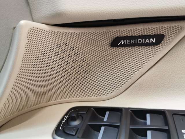 【MERIDIANサウンドシステム】英国の歴史あるオーディオブランド「MERIDIAN」の音響システムを搭載。車内音響を臨場感豊かに、いつものドライブを「想い出」に変えてくれます。