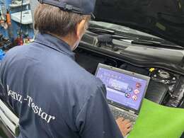 納車前に法定点検を実施します。また法定点検の項目には無いコンピューター診断やオーディオ等電装部品の点検も併せて実施します。点検時にはエンジンオイル・オイルエレメント交換工賃ウォッシャー液補充を無料