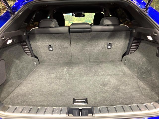 後席を格納すると、これだけの広さが！シーンに合わせたシートアレンジで、大きな荷物も積むことが出来ます♪