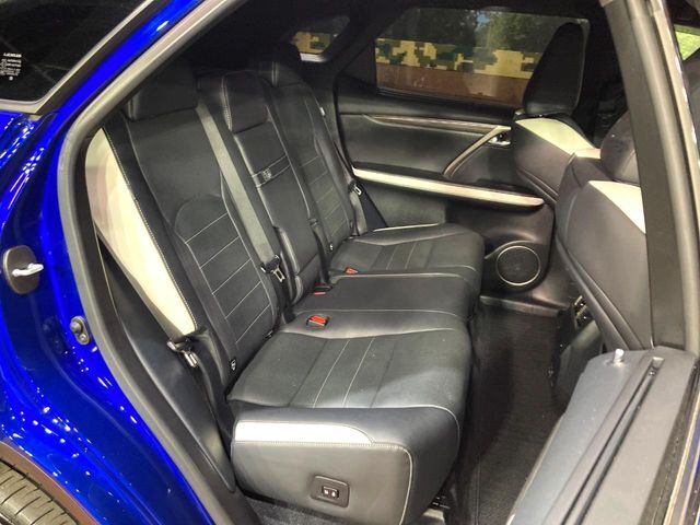 後部座席も気になるようなキズ・汚れやへたり等、大きなダメージはなく、良好な状態です。