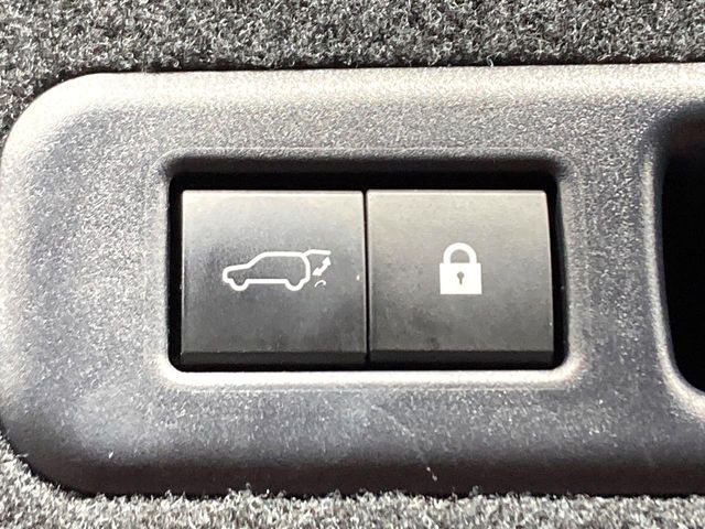 【パワーバックドア】スマートキーや運転席のボタンを押すだけでリアゲートが自動で開閉します！荷物を持っている時や、高い位置にあるバックドアを閉める際に便利な機能です♪