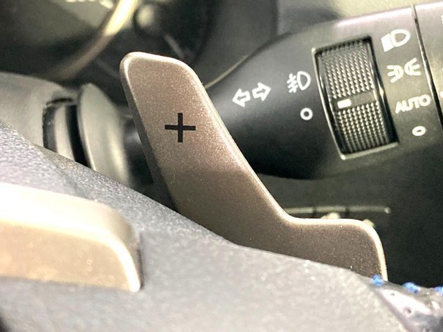 【パドルシフト】ハンドルから手を離さずに素早くシフトアップ＆ダウンができるので、エンジンブレーキを使う下り坂や高速道路の合流で加速したい場面で役立ちます。