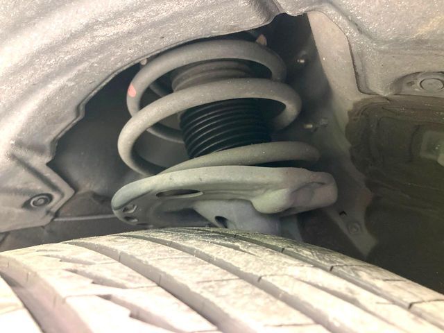 お車を安心してお乗りいただく為には、足回りの定期点検が欠かせません。サービスサポート（有償保証）では無料点検もご提供しており、安心のカーライフをお過ごしいただけるサポート体制が整っています。