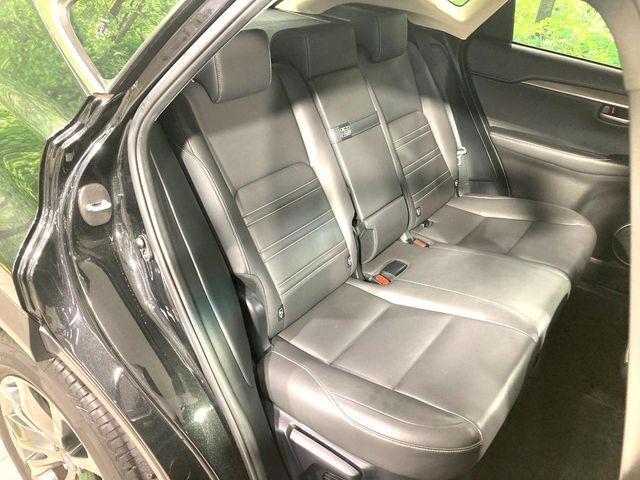 広々とした2列目シートは居住性が高く、居心地も快適！友達や家族とのお出かけにぴったりです。ベビーシートやチャイルドシート使用時も快適にお過ごしいただける十分な空間を確保しています。