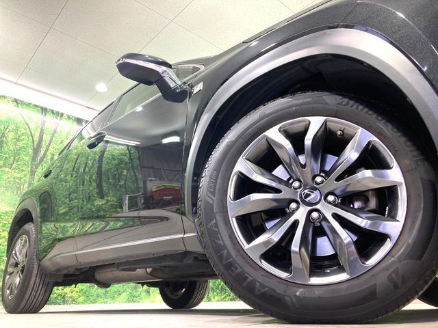 【純正18インチアルミホイール】外観にマッチした純正アルミホイールを装着しております。各種社外アルミホイールや、スタッドレスタイヤも取扱いしております。是非ご相談ください♪