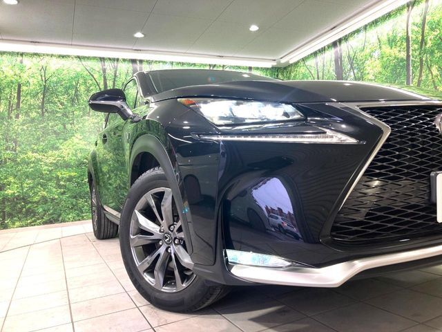 【LEDヘッドライト】悪天候や夜間走行時も良好な視界を確保し安心して運転できる高輝度LEDヘッドライトを装備！点灯速度が早く、消費電力も抑えられています。