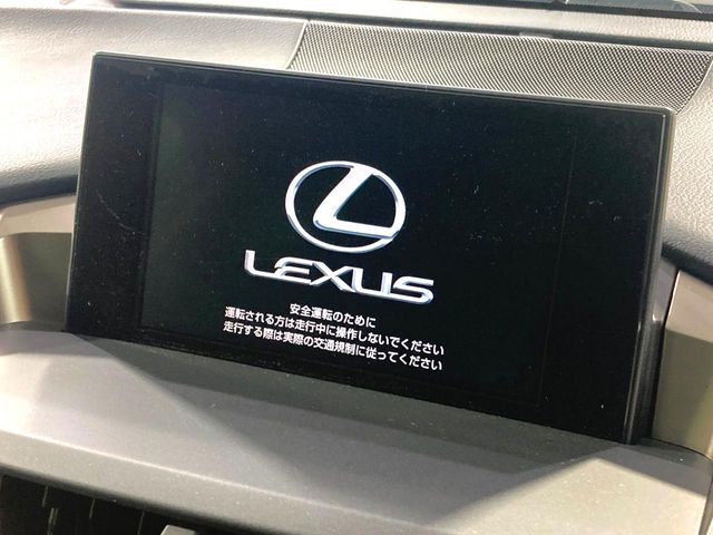 【メーカー純正ナビ】インテリアに溶け込むスタイリッシュな「専用設計」メーカーナビを装備♪視認性や操作性など基本性能にも優れ、より上質なカーライフをお楽しみいただけます。