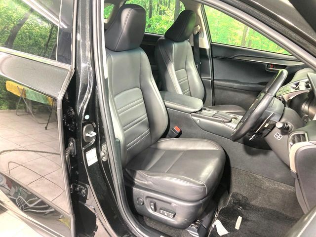 運転席まわりには十分なスペースがあり、大柄な方でもゆったり運転していただける環境です。