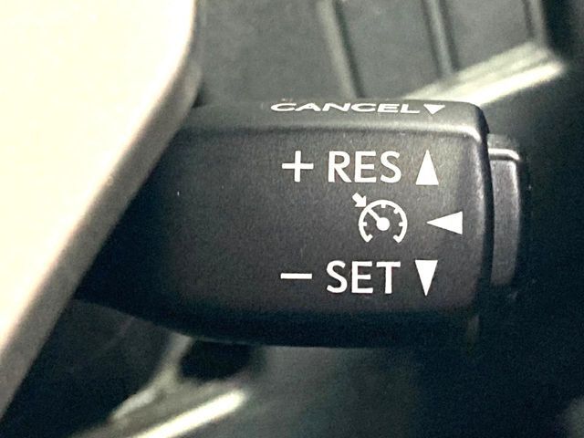 【クルーズコントロール】高速道路もラクラク走行。アクセルを離しても一定速度で走行ができ、長距離運転時の負担を軽減！加速・減速も簡単なスイッチ操作で調整できます。