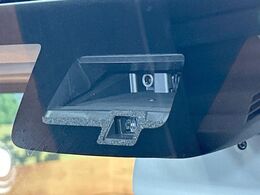 【スズキ　セーフティサポート】走行中に前方の車両等を認識し、衝突しそうな時は警報とブレーキで衝突回避と被害軽減をアシスト。より安全にドライブをお楽しみいただけます。