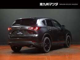 【CX-5】上質感と精悍さを兼ね備え、ワイド感を強調した意匠。オールラウンドな機能美と品格、洗練されたデザイン。