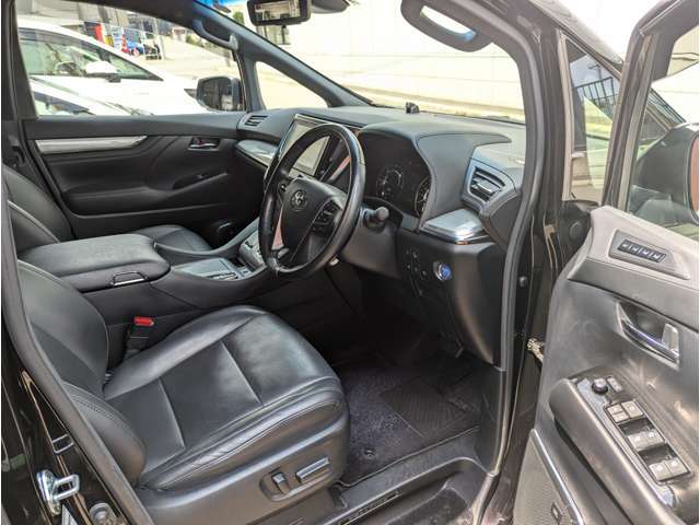 【運転席】長時間のドライブでも快適にお過ごしいただけます。新品のフロアマットのご注文も可能です。掲載箇所以外にご希望の写真がございましたらお気軽にお問い合わせ下さい☆011-861-2077まで♪
