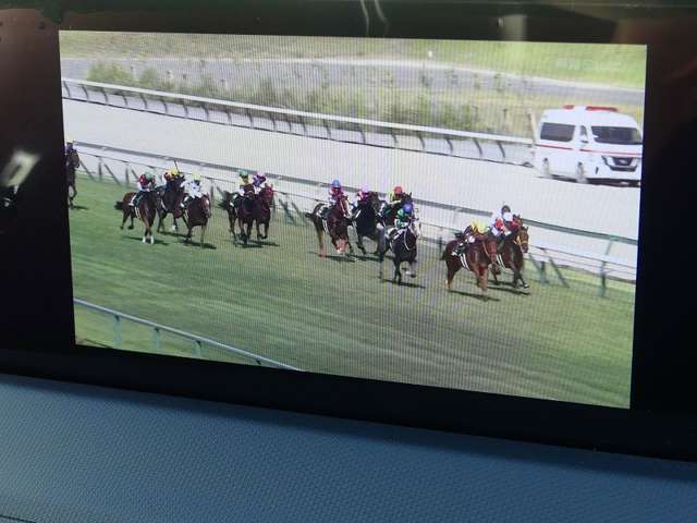 地上デジタルチューナー完備！車内でテレビをご覧いただけます。
