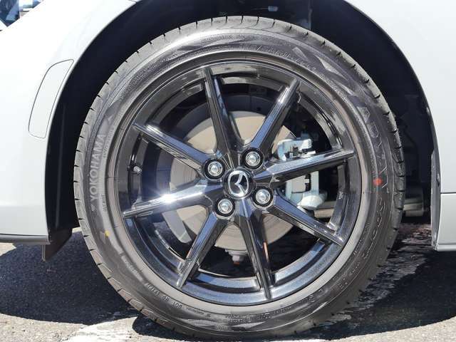 195/50R16タイヤ＆16インチアルミホイール（ブラックメタリック塗装）が装着されております。ホイールに傷はなくとても綺麗な状態が保たれております。