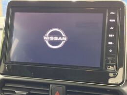 【純正ナビ】人気の純正ナビを装備しております。ナビの使いやすさはもちろん、オーディオ機能も充実！キャンプや旅行はもちろん、通勤や買い物など普段のドライブも楽しくなるはず♪