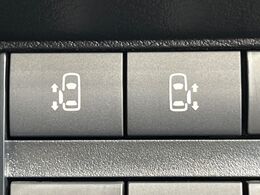 【両側スライドドア】駐車場で隣の車との間隔が狭く乗りにくい時、スライドドアなら安心！ドアオープン時も幅を取らず、開口部が広いので乗り降りがとっても簡単です。大きな荷物の出し入れも後席から可能♪