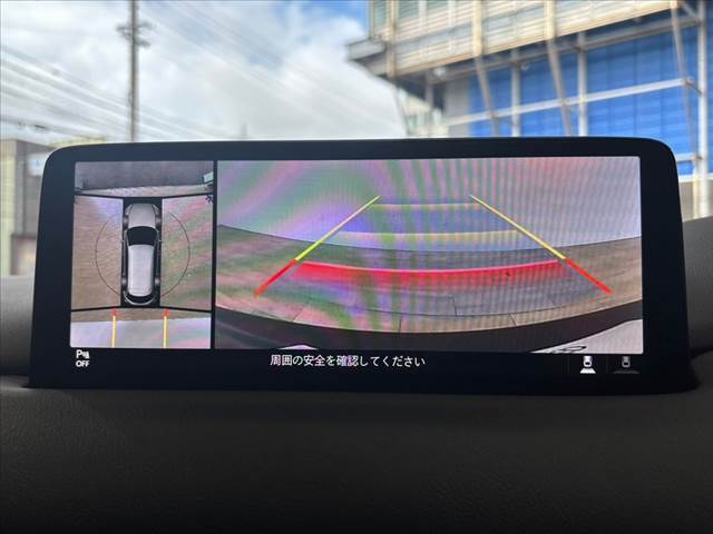 【360°ビューモニター】を装備しております。全周囲カメラで危険察知。狭い駐車場でも安心して駐車できますね。