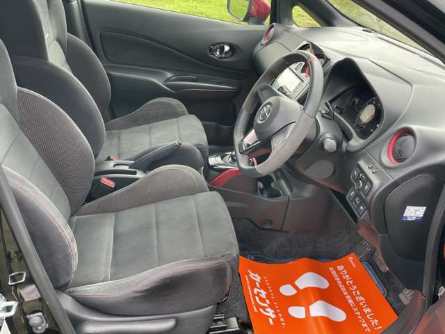 運転席も広々としています。