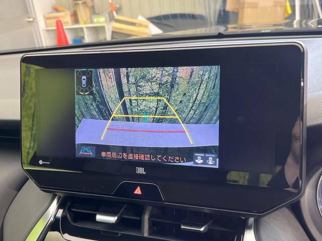 【バックカメラ】駐車時に後方がリアルタイム映像で確認できます。大型商業施設や立体駐車場での駐車時や、夜間のバック時に大活躍！運転スキルに関わらず、今や必須となった装備のひとつです！