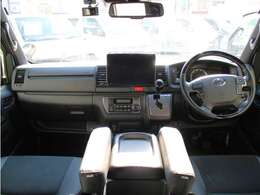 オリジナルアームレストなども装備しておりますので、運転のサポート等もしてくれます！