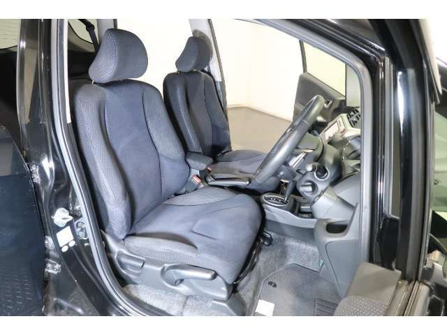 すわり心地の良い運転席・助手席です。長時間のドライブの疲れ軽減に貢献します。どうぞ快適なドライブを♪