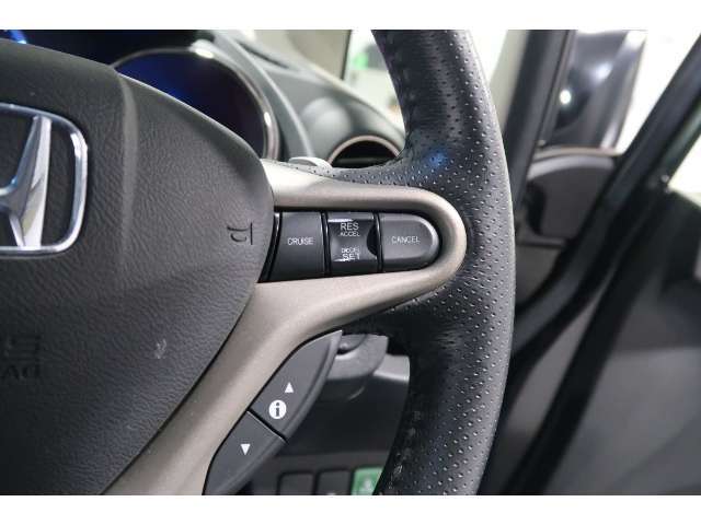 ハンドル右側にはクルーズコントロールのスイッチが装備され運転中の操作も安心して行えます！