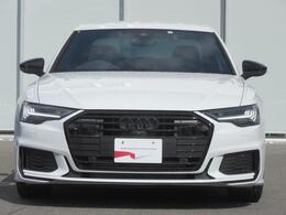 Audiデザインの特徴であるシングルフレームグリルが存在感を主張します。