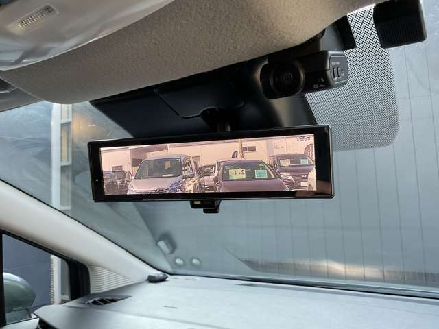 スマートルームミラー：車両後方のカメラ映像をミラーに映し出しので、車内の状況や、天候などに影響されず、いつでもクリアな後方視界が得られます。