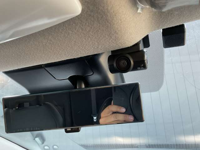 インテイリジェントスマートルームミラーを装備しておりますので、後席の荷物・後席者を気にすることなく、後続車等の確認をすることができます☆