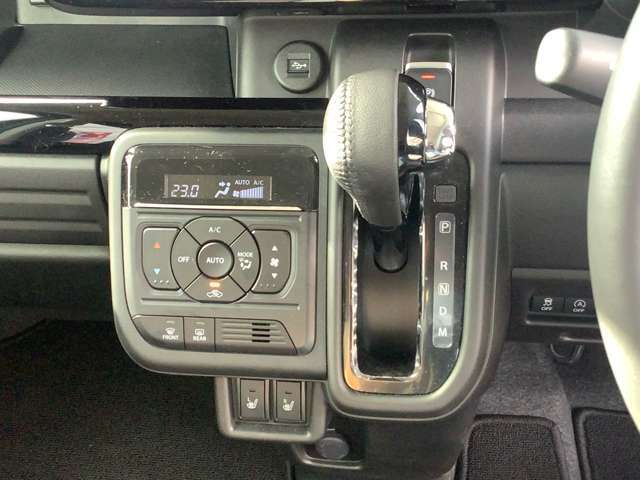 冬に喜ばれる装備のシートヒーターが、運転席と助手席にも付いています。特に女性のお客様に好評です。一度これを体験するともう手放す事が出来ません