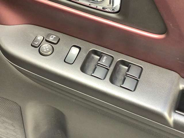 オート格納式ドアミラー装備