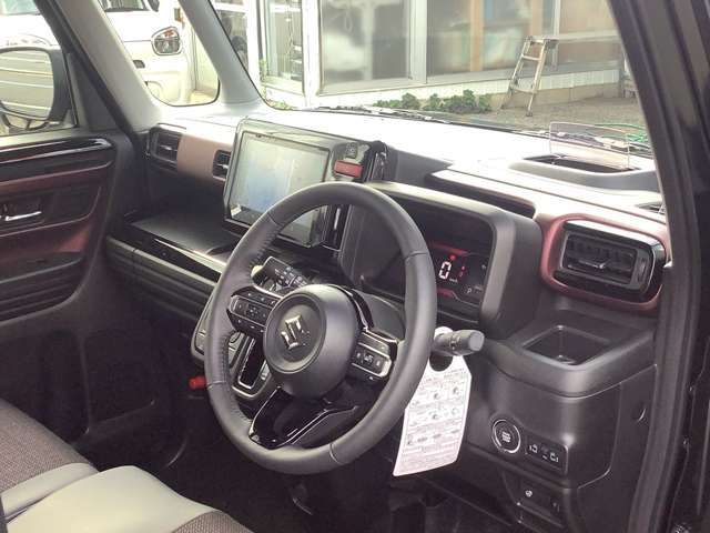 運転席前にはヘッドアップディスプレイ装備。走行速度や車の状況、また注意事項や交差点案内表示まで投影してくれるので便利！！